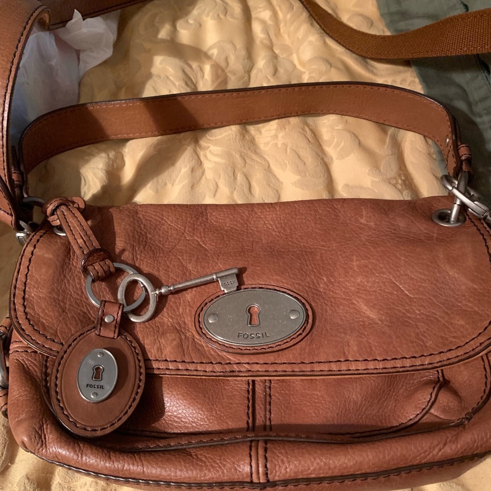 Vintage Fossil Leather Purse with Key !